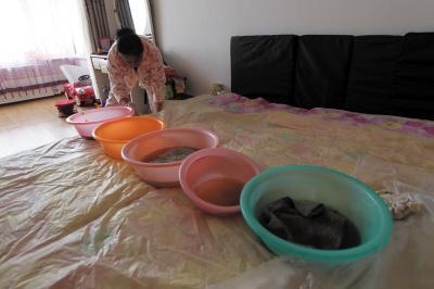 乌兰浩特楼上漏水，住户失联，小区没物管，业主维权难！律师来支招……